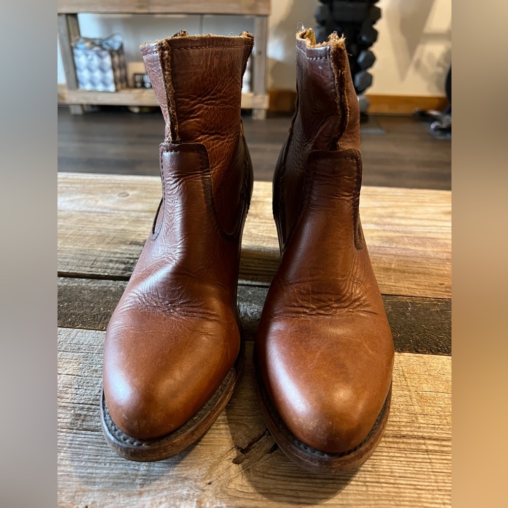 Frye Leslie artisan short bootie - cognac - size 10